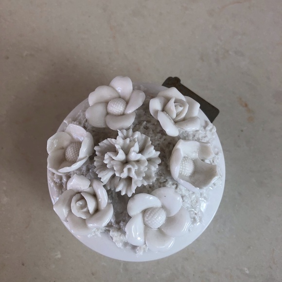 Vintage White Porcelain Vanity Box Flowers Italy - Picture 7 of 8